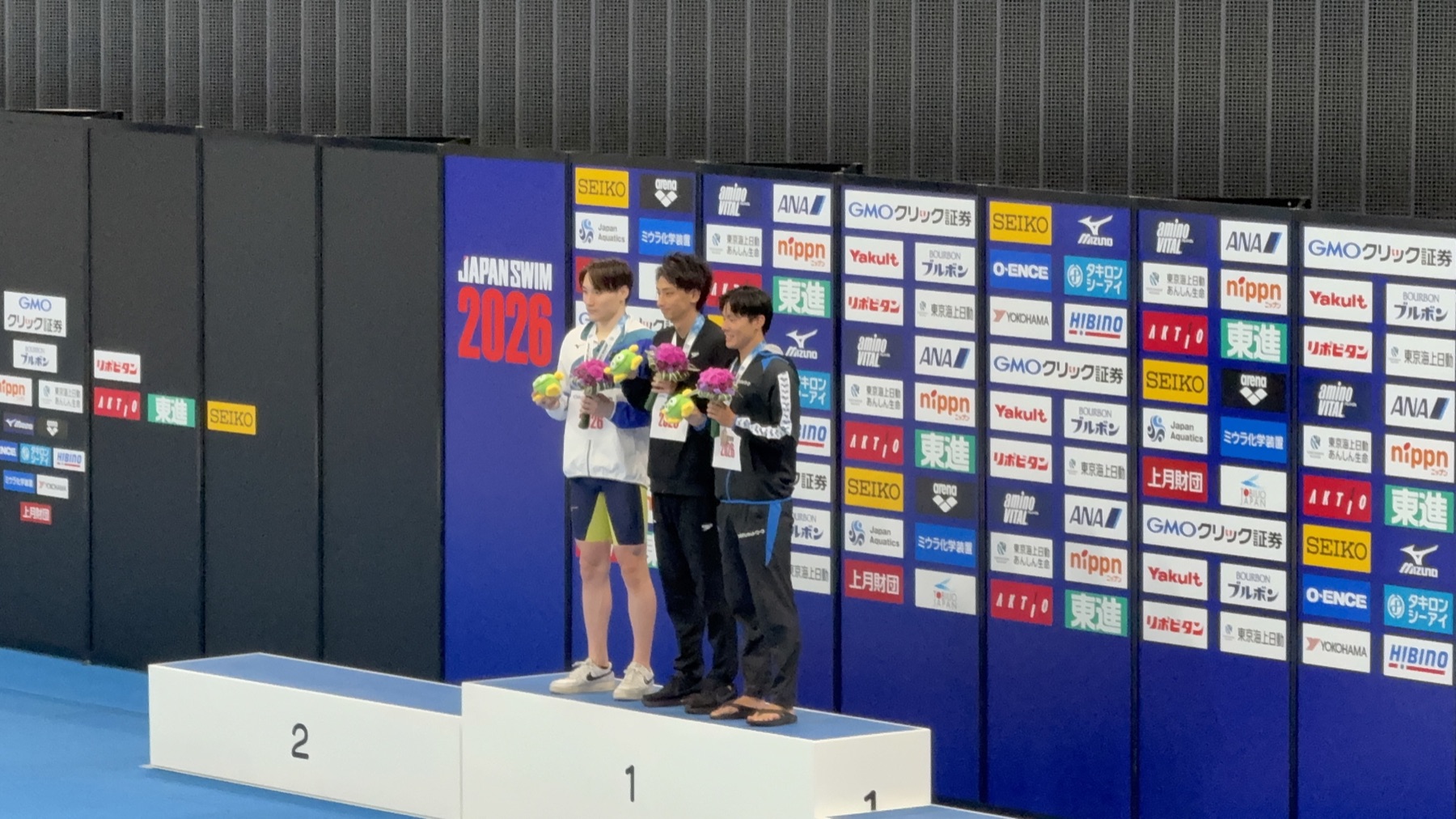 競泳日本選手権の表彰式に立つ中尾駿一選手